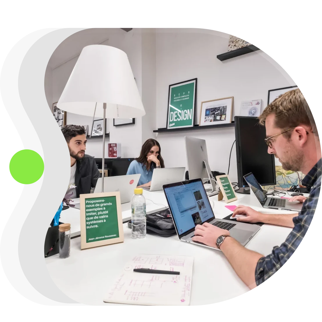 L'équipe use.design au travail dans le studio