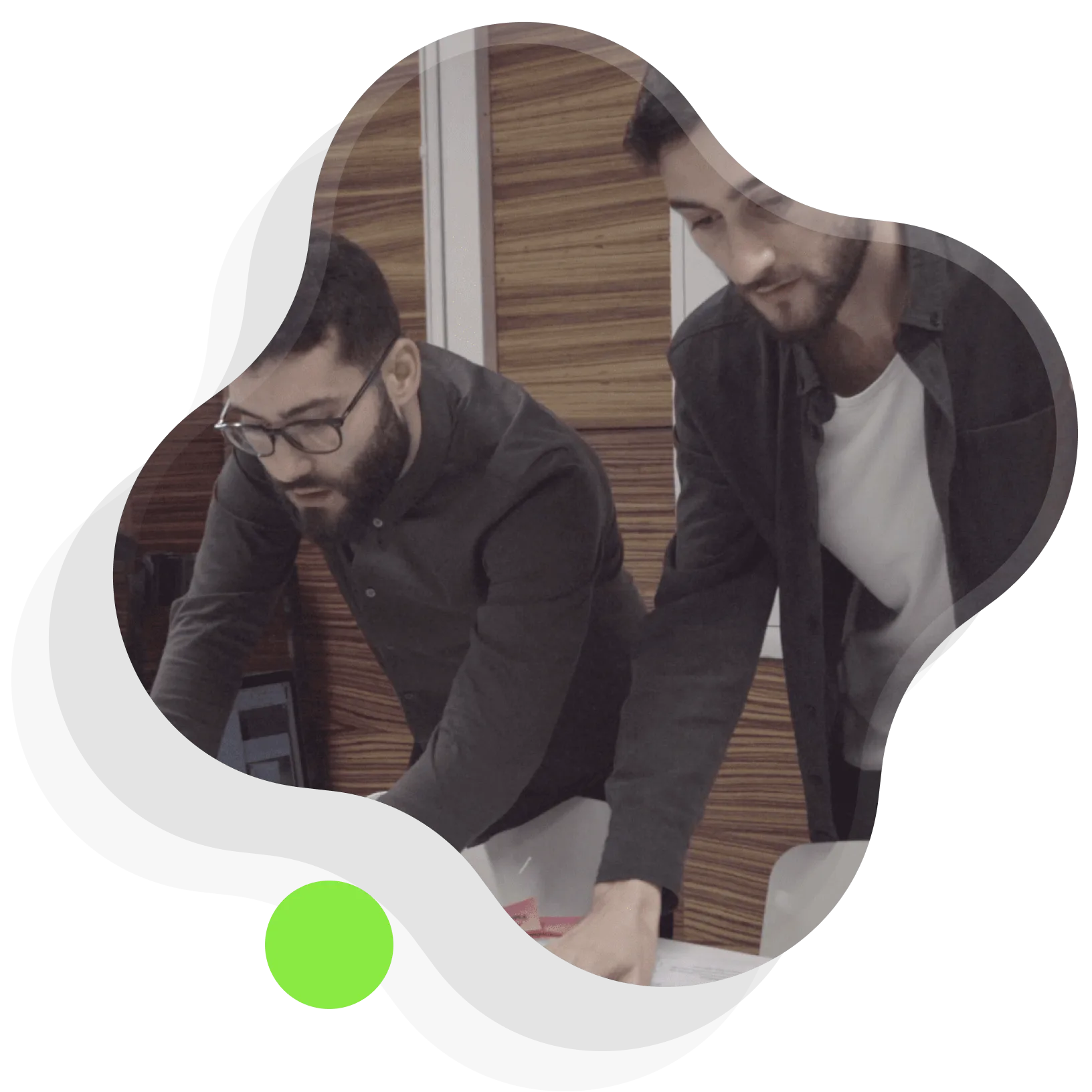 Deux experts use.design travaillant ensemble avec votre équipe