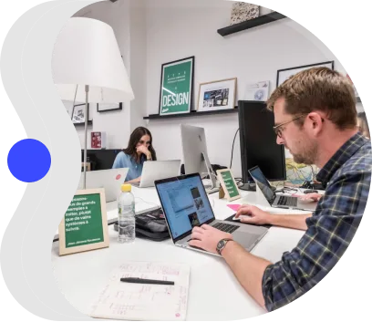 L'équipe use.design au travail dans le studio