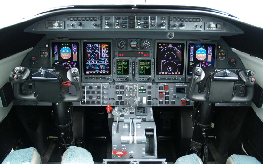 Cockpit d'avion d'affaire, très chargé en instruments.