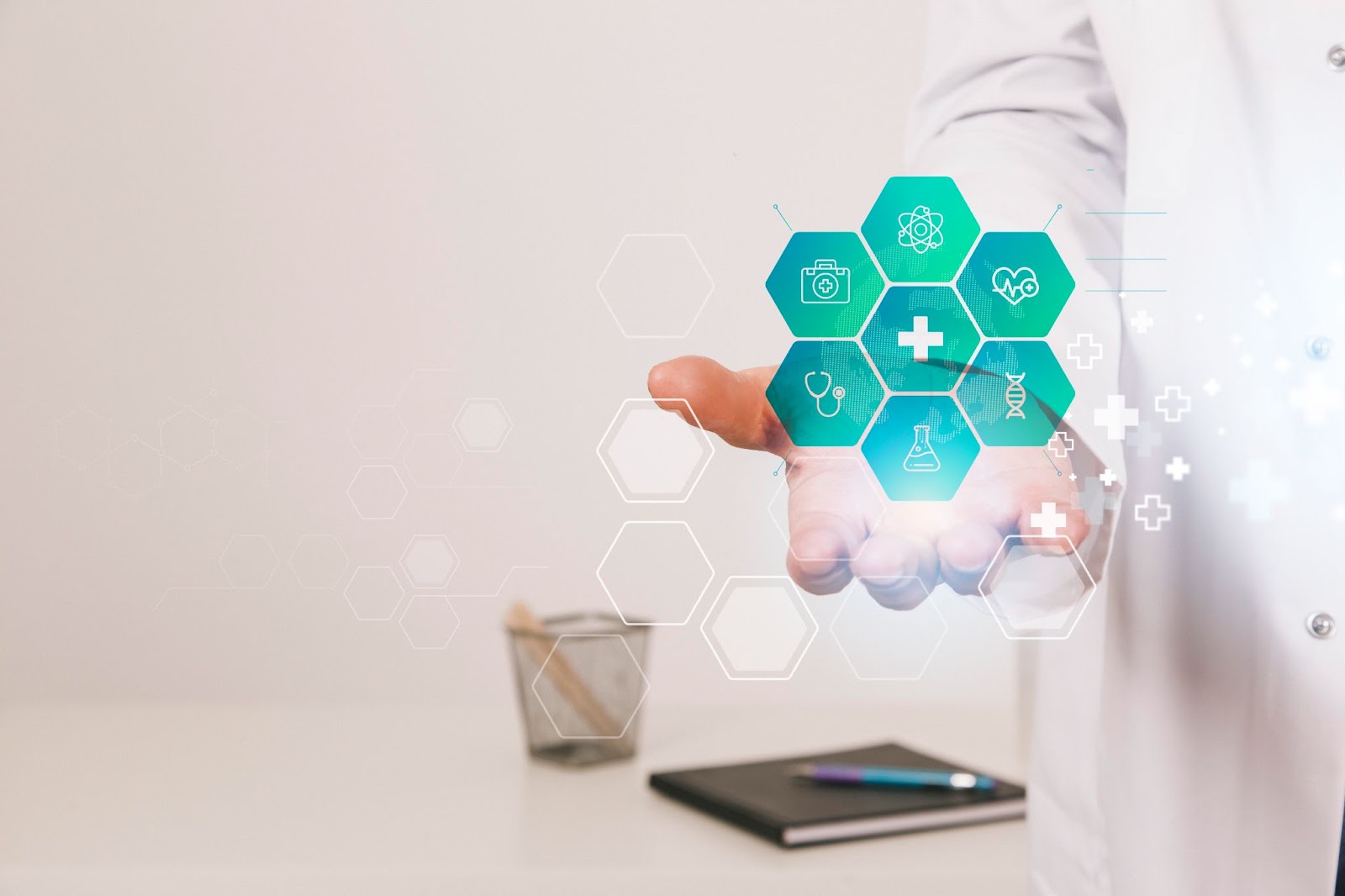 Praticien en blouse blanche présentant des icônes médicales hexagonales en hologramme