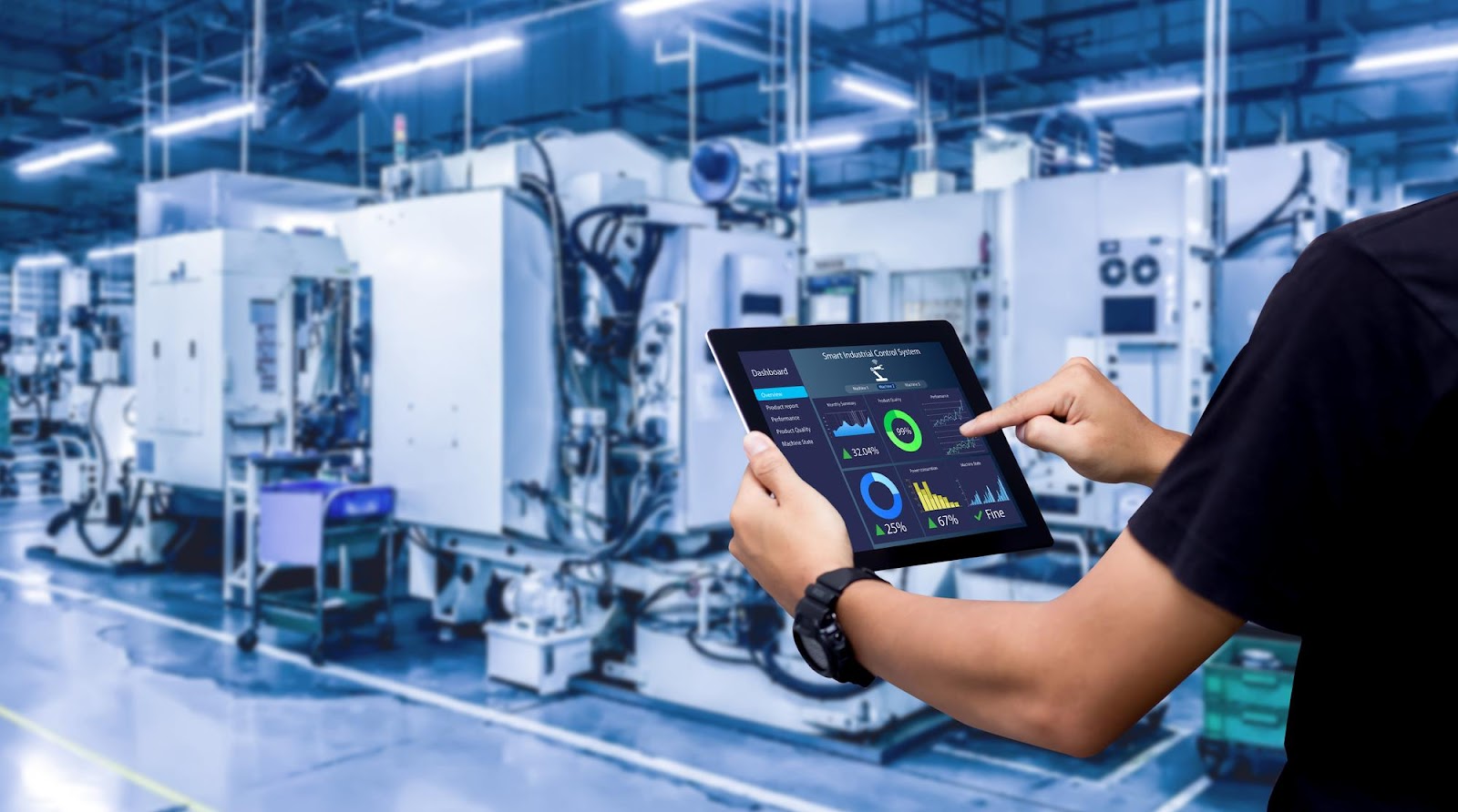 Technicien consultant un tableau de bord industriel sur une tablette dans un atelier d’usine