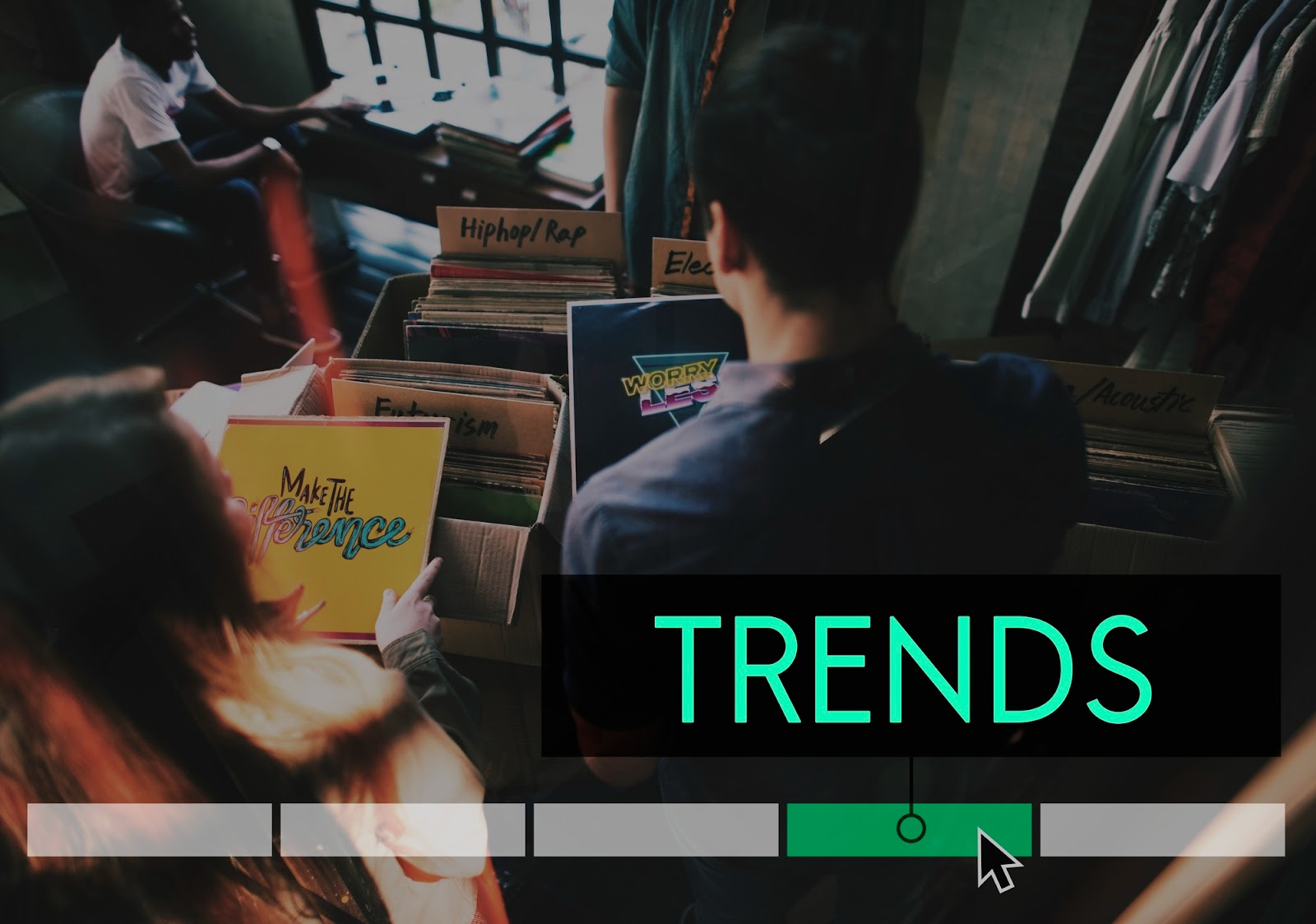 Personnes feuilletant des bacs à vinyles, surmontées du mot TRENDS en lettres vertes lumineuses